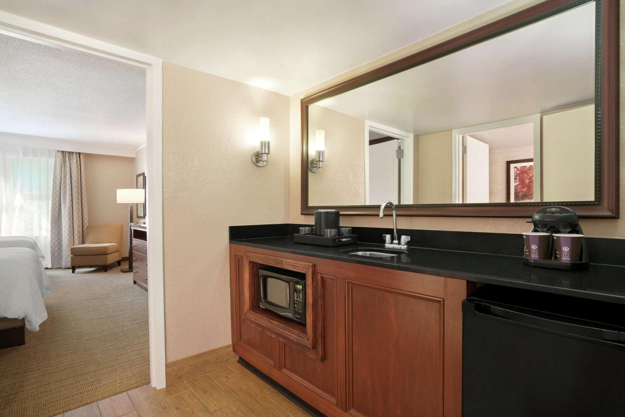 Embassy Suites Брунсуик Екстериор снимка