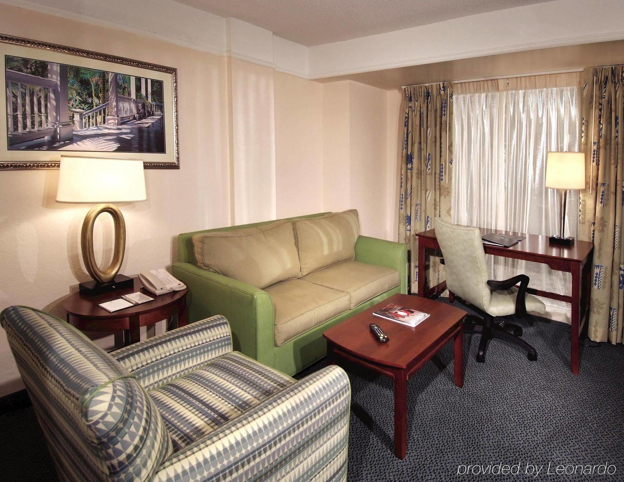 Embassy Suites Брунсуик Стая снимка