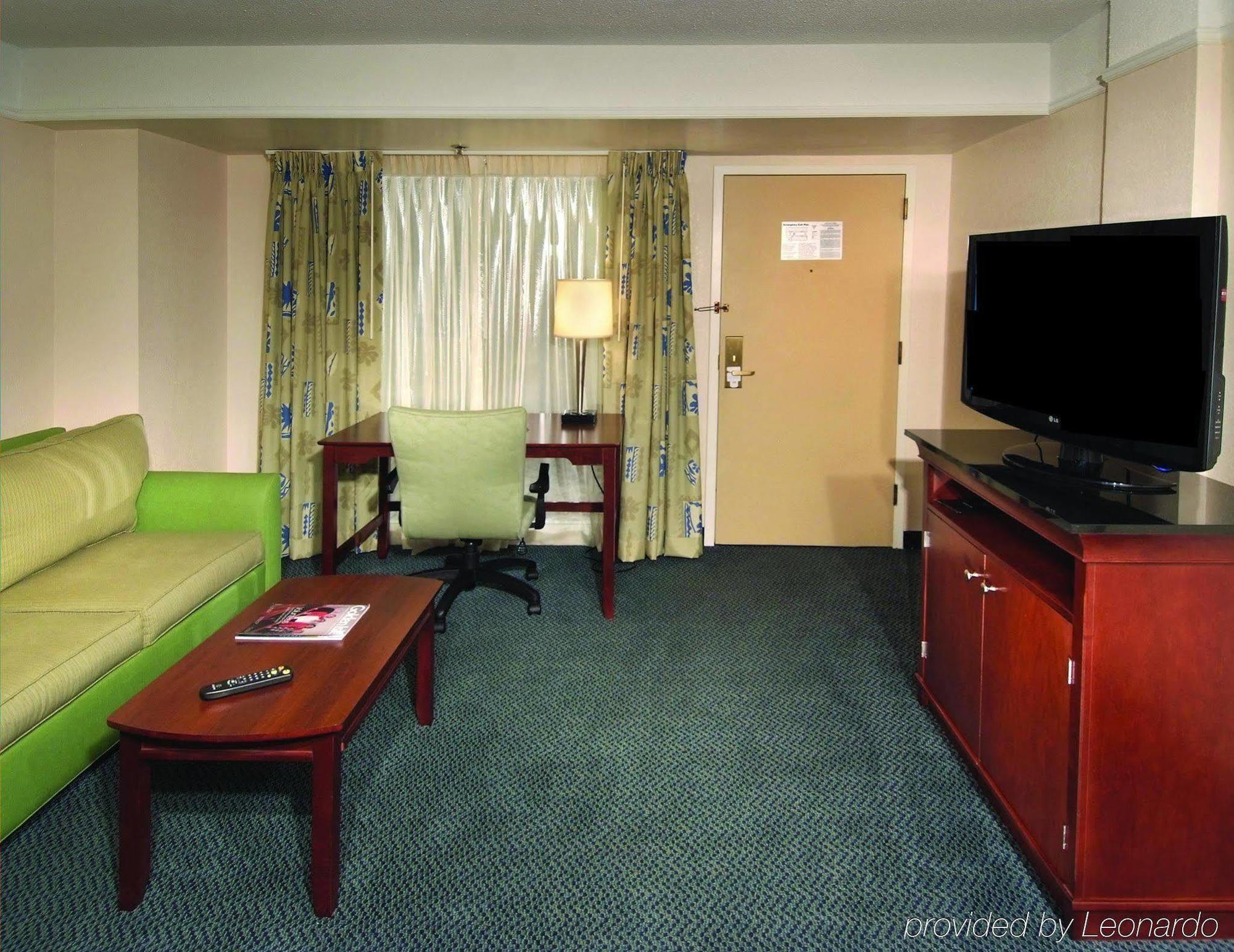 Embassy Suites Брунсуик Стая снимка