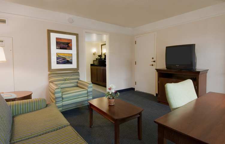 Embassy Suites Брунсуик Стая снимка